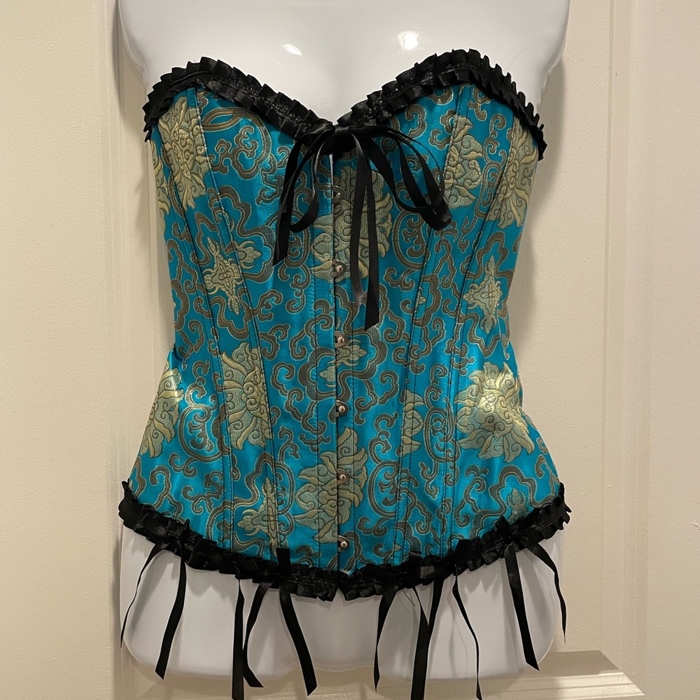 XL Corset worn once. All ribbons in tact. Very good condition.